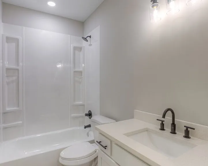 650-652 Ayers St — Photo 17