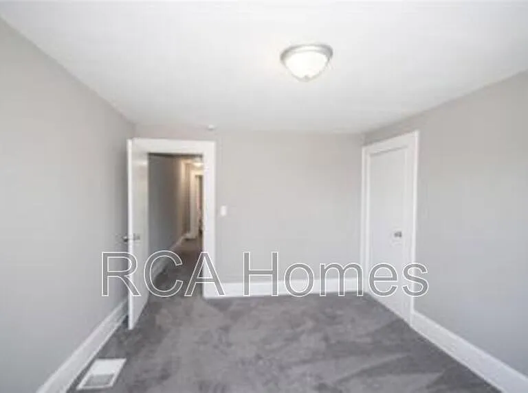 4118 E Washington St — Photo 6