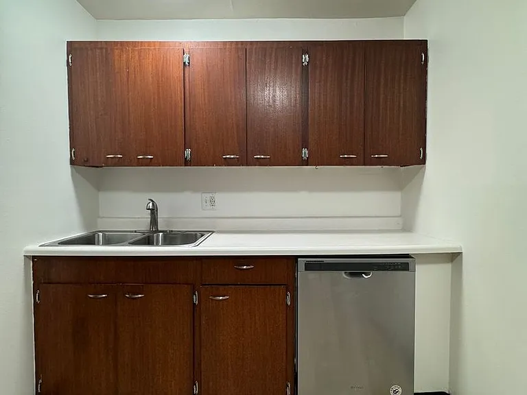 Reed Neighborhood Gem~ Great Natural Light~ Fenced Front Patio~ Onsite Laundry~ Off Street parkin... — Photo 6