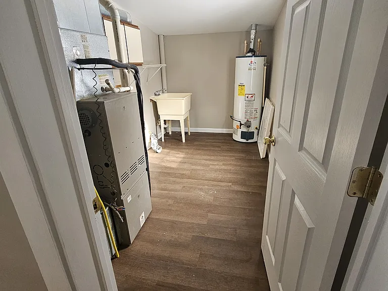 152 E Bell St — Photo 10