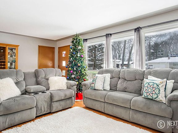 3rd image of 1679 Gladstone Dr