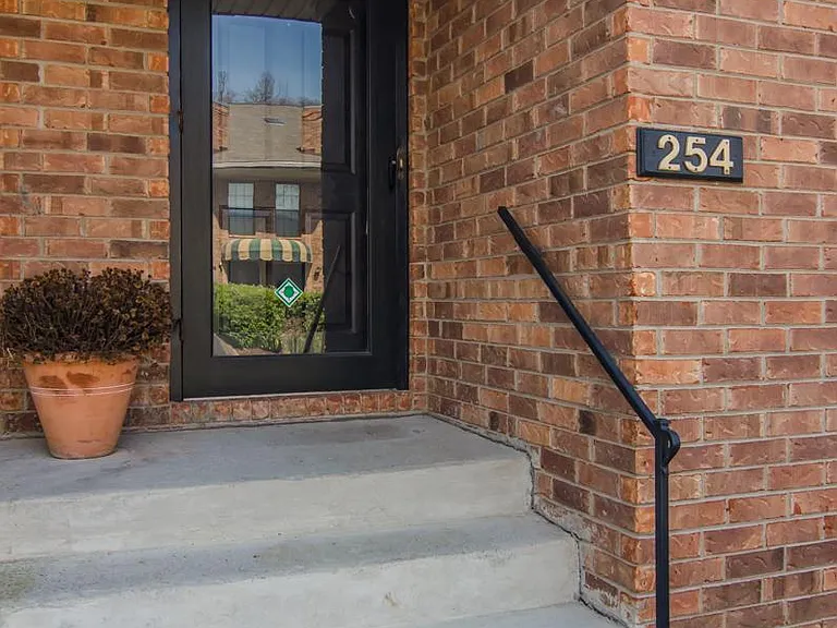 254 Glenstone Cir — Photo 2
