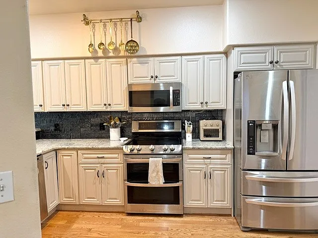 554 S Elm St — Photo 4