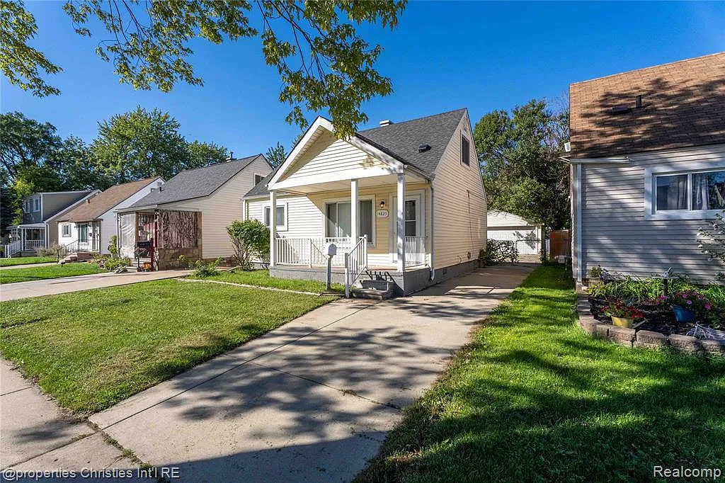 3 bed, 1.0 bath, 910 sqft, $1,400 — Photo 2