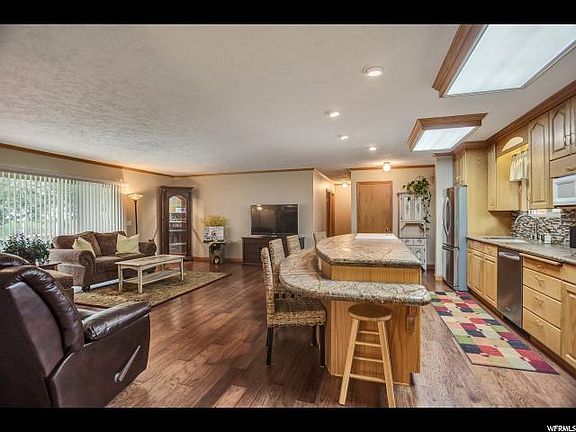 Open kitchen, marble counter, new appliances