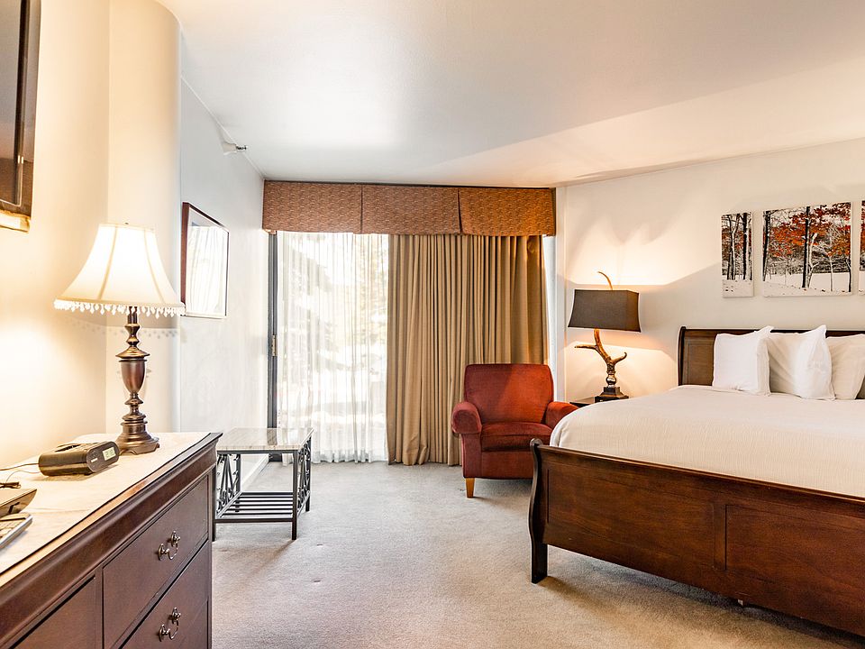 Primary Bedroom with 1 Queen Bed