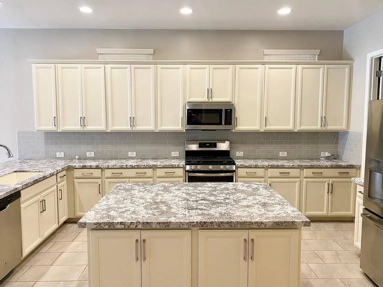 3 bed, 1939 sqft, $2,995 — Photo 4