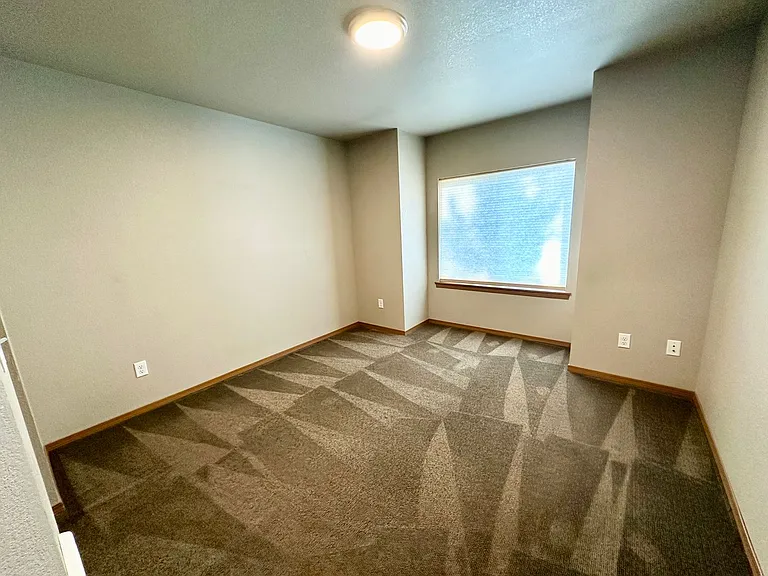 2102 N Yellowstone St — Photo 40