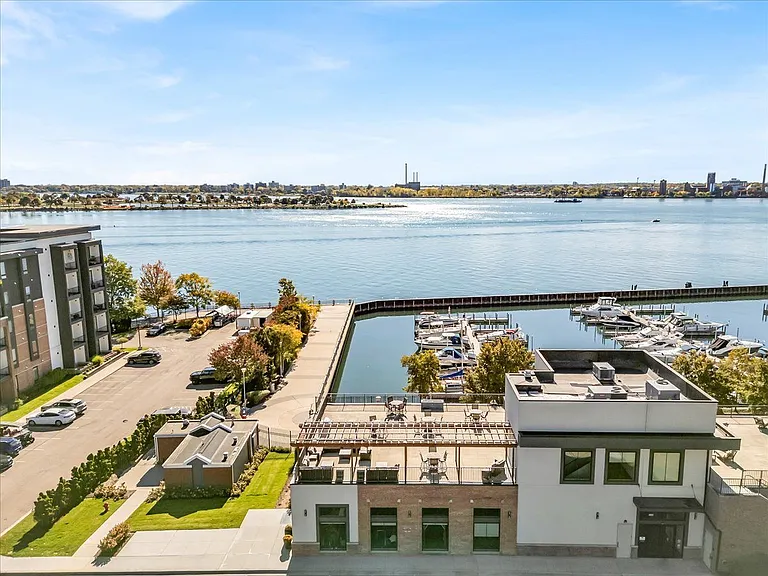 Waters Edge Apartments of Harbortown — Photo 36