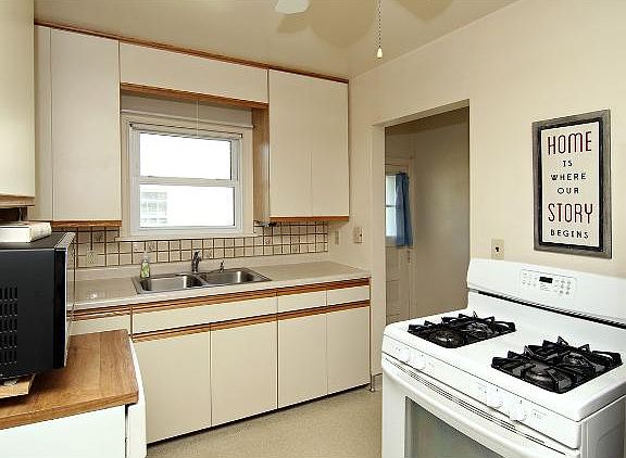 5th image of 756 Hoyt Ave W