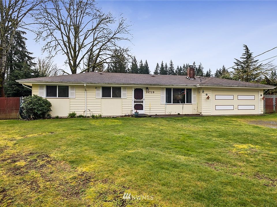 Rambler on large lot minutes to Lake Meridian AND the Soos Creek trail! 