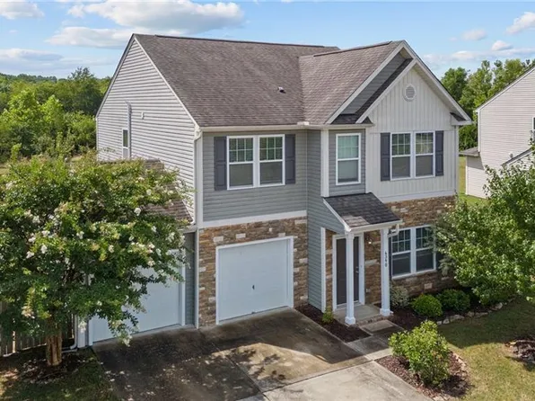 4390 Lochurst Dr, Pfafftown, NC 27040