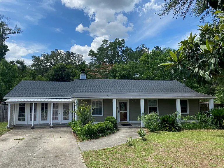 Beautiful 3-bedroom, 2-bath home with two bonus air-conditioned rooms in a quiet neighborhood
