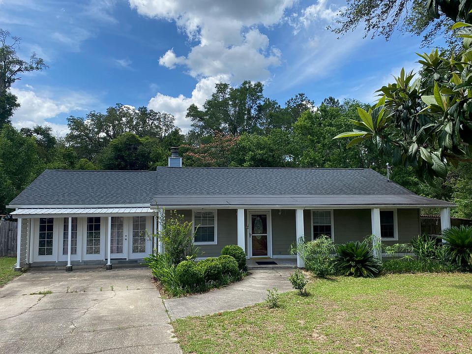 Beautiful 3-bedroom, 2-bath home with two bonus air-conditioned rooms in a quiet neighborhood