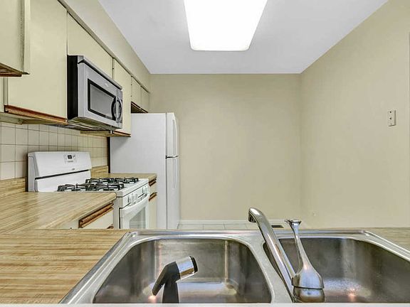 5th image of 1020 E Cunningham Dr Unit 1020