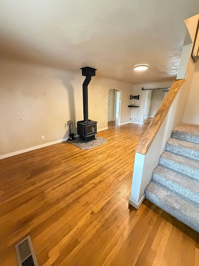 3 Bedroom with Large back yard and trailer parking! — Photo 3