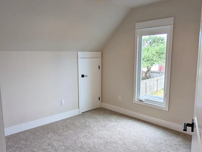 All windows have blinds