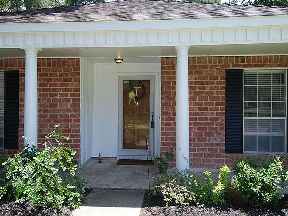 This home features a great porch with columns that invites you into this charming home!