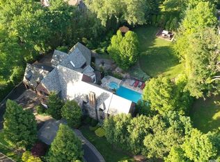 1 Vista Dr, Great Neck, NY 11021