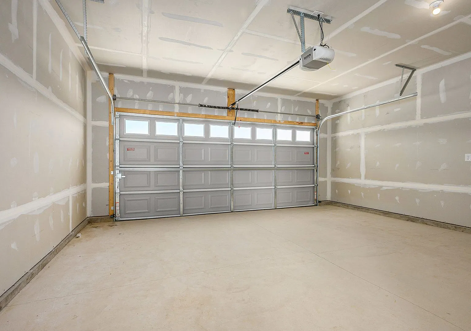 1 Month FREE Rent! Applied to Your First Full Month. Terms & Conditions Apply. — Photo 2