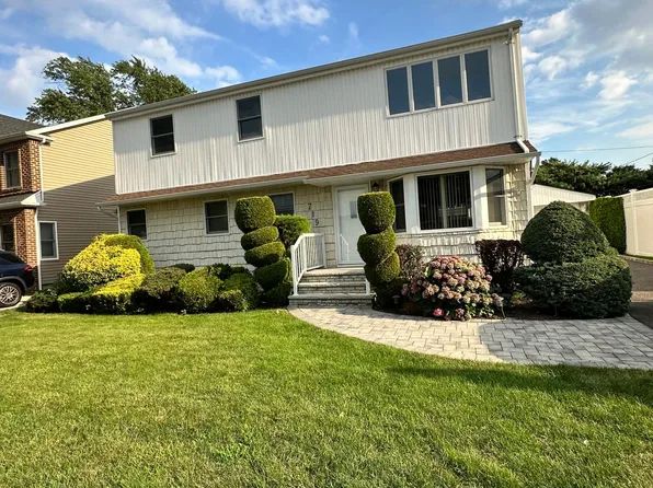 719 Sprague Ave, Franklin Square, NY 11010