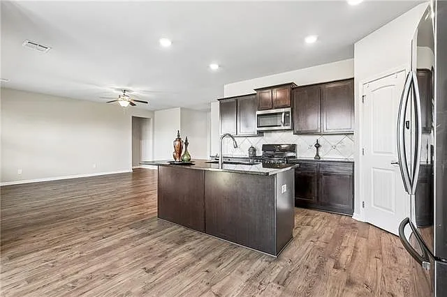 697 Lakeshore Village Dr — Photo 4