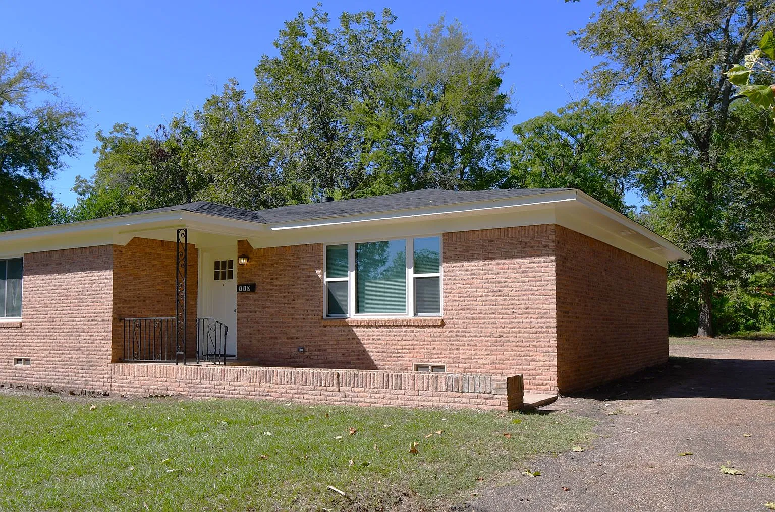 Newly Renovated Three Bedroom-2 Bathroom Brick Home! — Photo 2