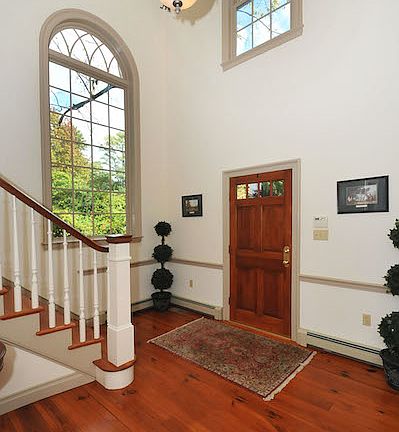 Dramatic 2 Story Foyer