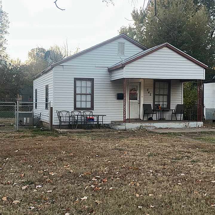 1st image of 842 N 2nd St