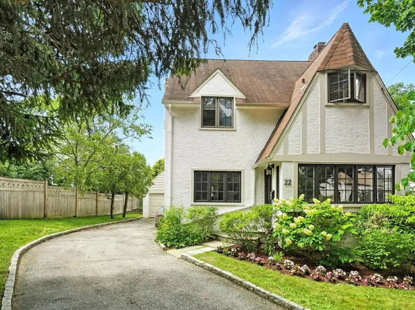 22 Cambridge Court, Larchmont, NY 10538