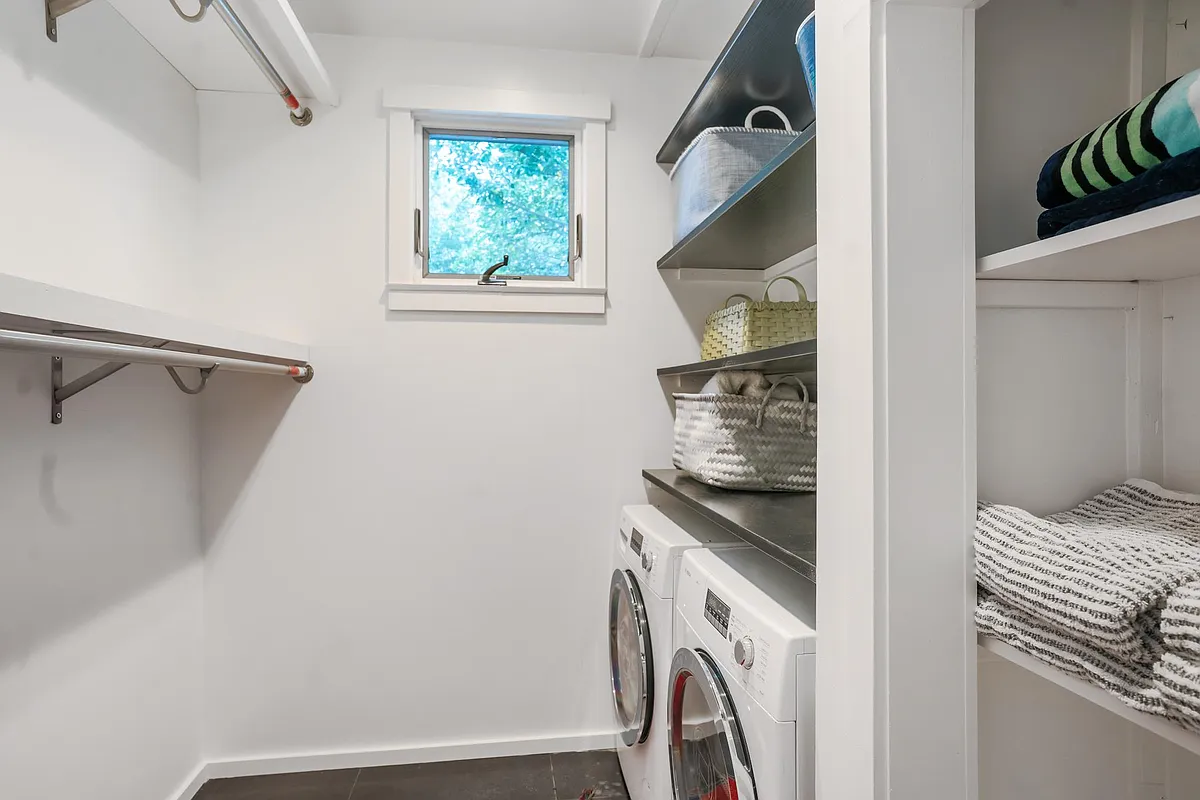 Building Photo - 11 W 45th St #B