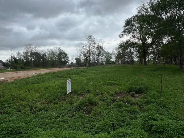 514 E Davitt St, Eagle Lake, TX 77434