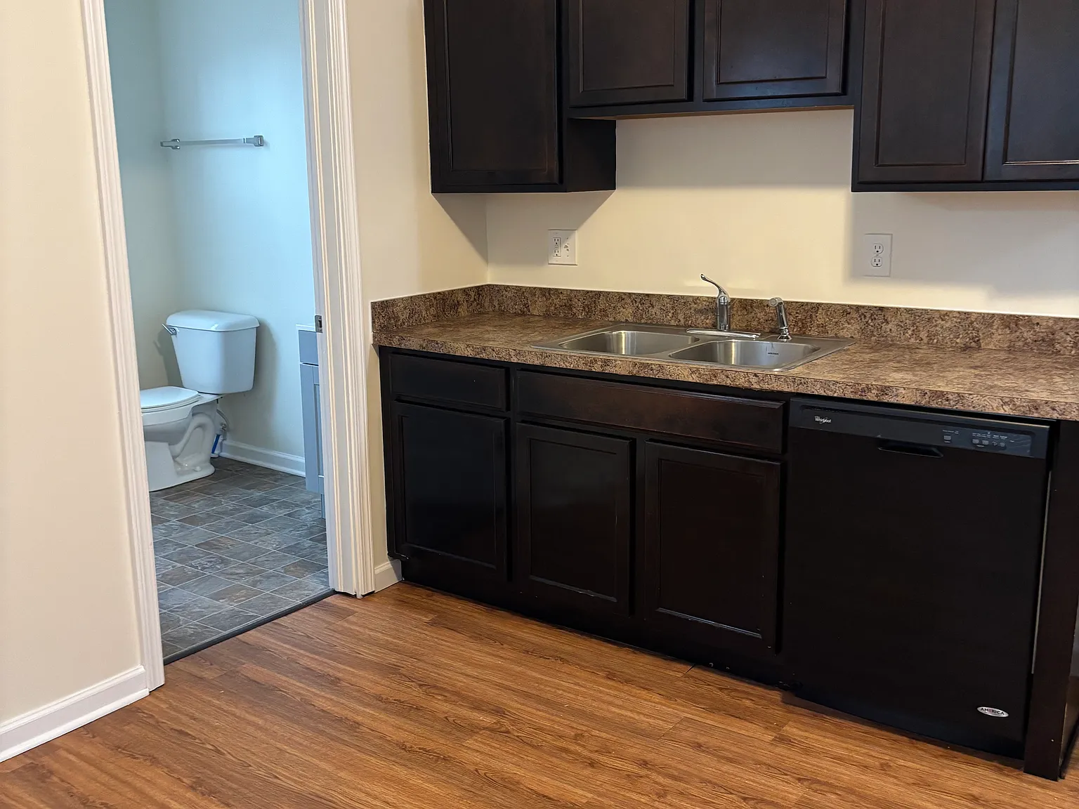 2 bed, 1.5 bath, 1100 sqft, $1,299 — Photo 3