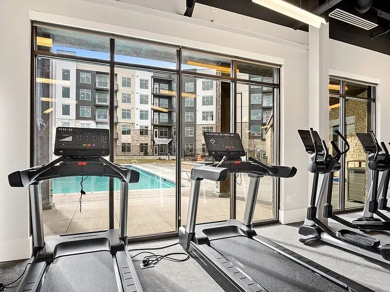 Seven Skies Apartments — Photo 40