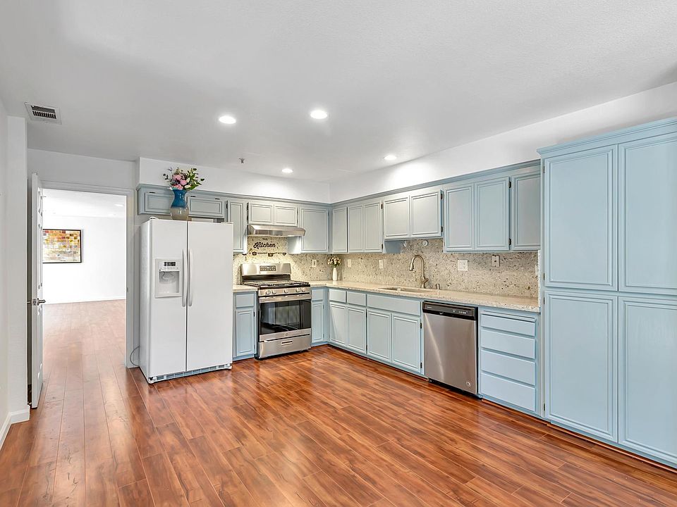Spacious kitchen, lots of cabinets