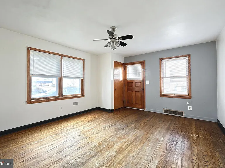 452 W Walnut St — Photo 8