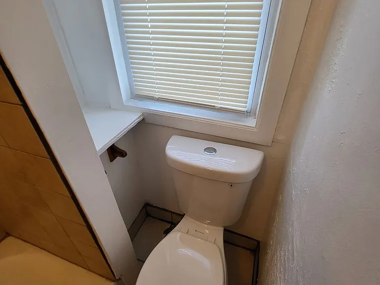 517 N Rose St — Photo 8