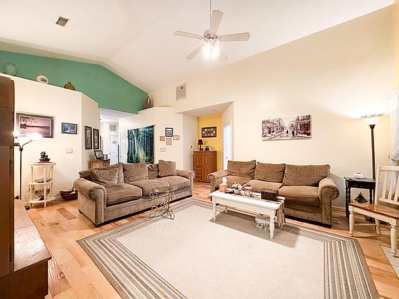 5th image of 853 Henderson Dr