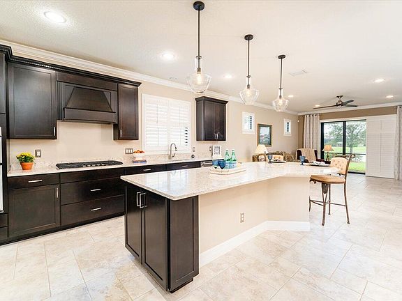 5th image of 230 SE Longview Drive