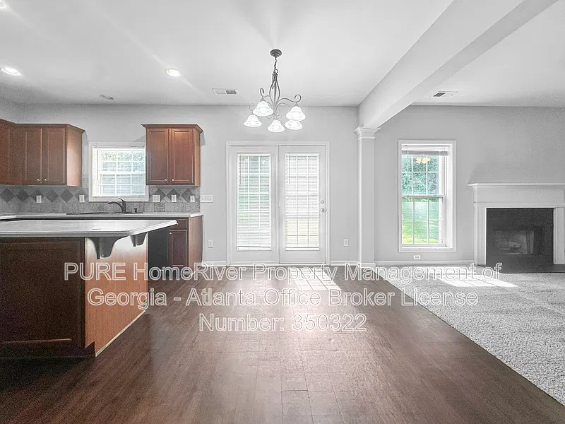 6 bed, 3.0 bath, 2968 sqft, $2,885 — Photo 4