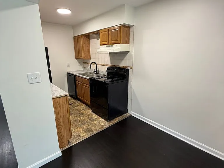 2376 Westwood Dr — Photo 5