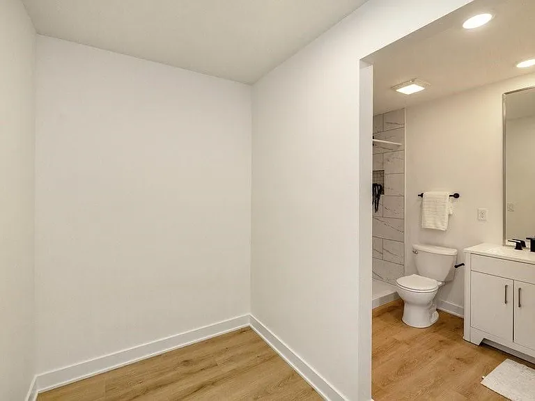 6501 Hickman Rd #B — Photo 4