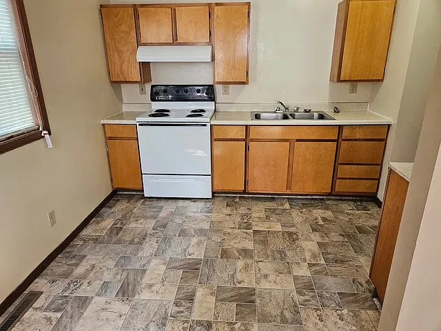 206 W Grand Ave — Photo 2