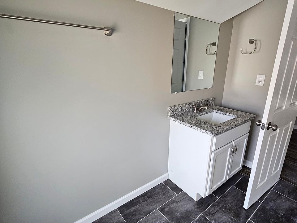 2nd Floor Bathroom View 2