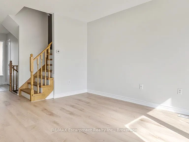 4832 Capri Cres — Photo 8