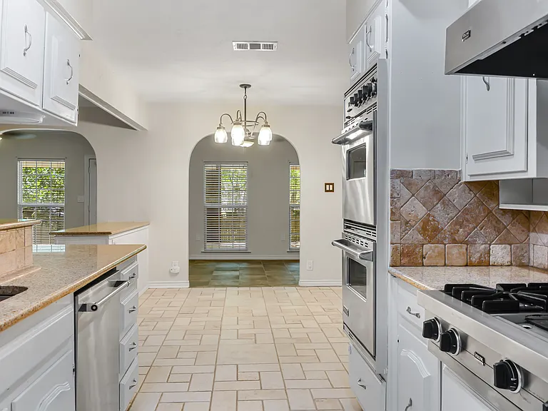 613 Overland Trl — Photo 17