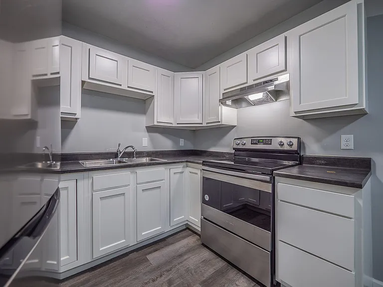 1104 N Walnut St — Photo 2