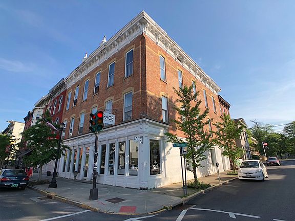 3rd image of 221 Warren St