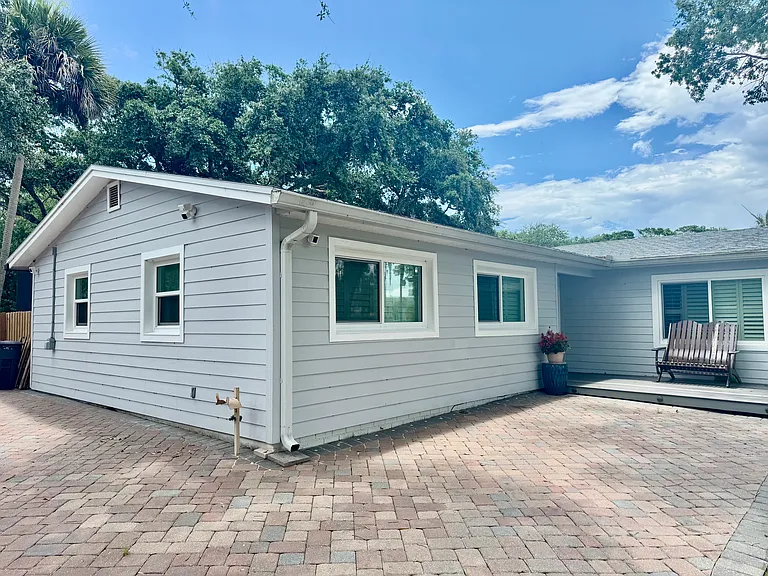 4181 Saxon Dr — Photo 4
