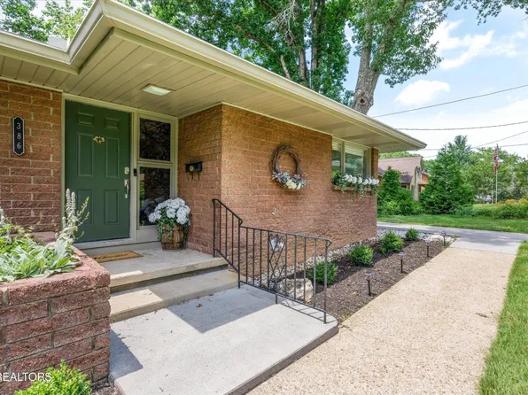 386 East Dr, Oak Ridge, TN 37830